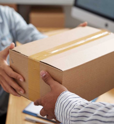 giving-parcel-to-courier-E9PNCYB.jpg